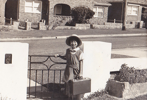 8歳の頃，オーストラリアの学校の制服を着て，自宅前で。