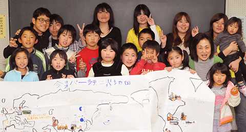 2011年。ラボ・パーティでのワークショップ。みなで世界で一つの地図作り。