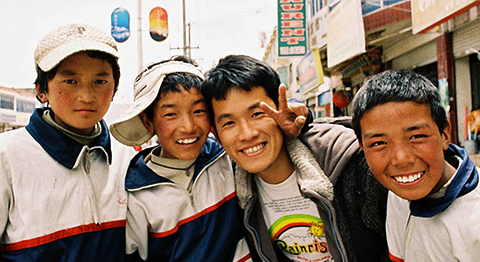 チベット自治区の中学生たちと