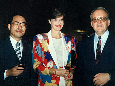 清水氏は編集長時代に，各国の要人と会った。写真はカナダ大使ご夫妻と。