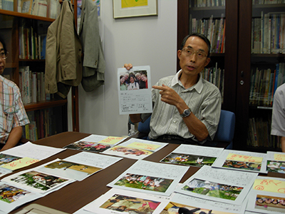 ラボの会員や関係者が応募してきた「写真コンテスト」で講評する清水氏