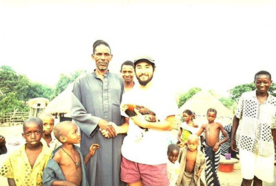 村で最後のマラリア治療薬を注射してもらい，命を助けられた。ギニアの村にて