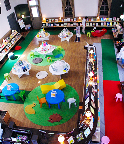 空間を，絵本が物語が，彩ります