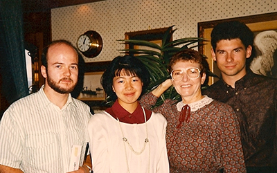 カナダに留学した時の写真。隣の女性とは大学のある島に渡るフェリーで知り合い，今もお友だちです。