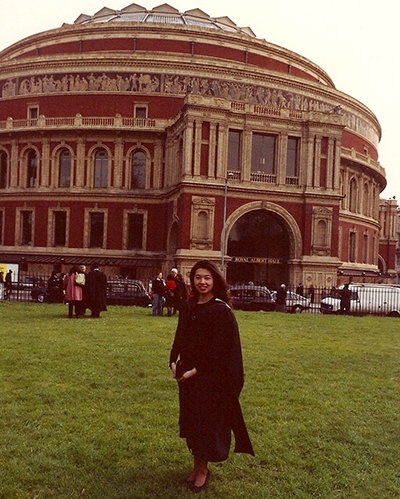 ロンドン大学の大学院に留学。修士号授与式はロイヤル・アルバート・ホールで。修士号はマーガレット王女から直接授与されました。
