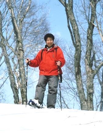 青空のもと，白い森を自由に歩き回るのは，爽快な気分です。