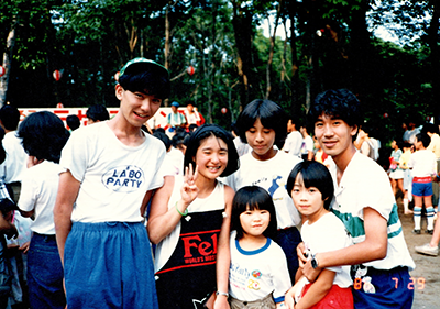 高校時代，ラボランドくろひめでシニアメイト（キャンプ・リーダー）として活躍する筆者（左端）