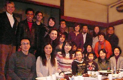 東京大学の留学生を集めた感謝祭パーティ(2012年11月,中段右が筆者)