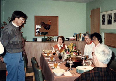 ホストファミリーとの再開(1988年6月,テーブル右側手前が筆者)