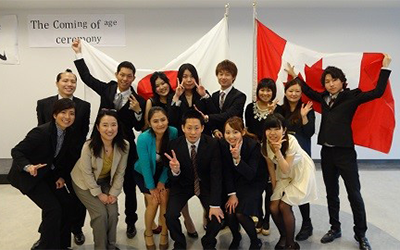 カナダの大学で学生と（筆者前列左から2人目）