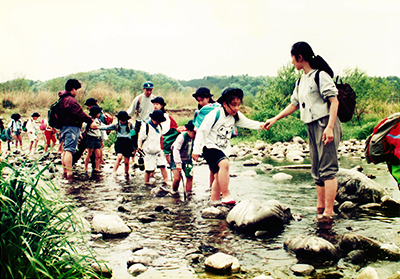 学校の裏手を流れる多摩川にて全校川渡り遠足