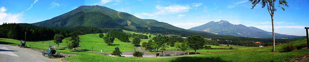 信濃町の高原から黒姫山・妙高山の眺望