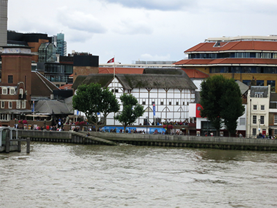 シェイクスピア時代のものと同じように復元されたグローブ座