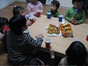 ひこうきパン食べる