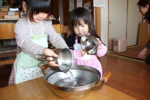 大きなお鍋にたっぷりのお水を