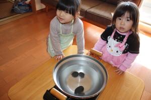 お次は丸くてすべすべの石を３つ