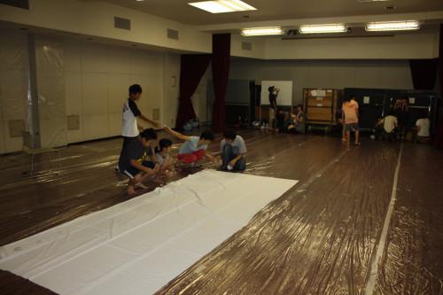 会場の養生もみんなで