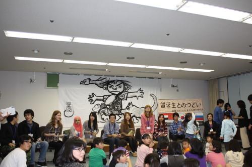 『ももたろう』の前で