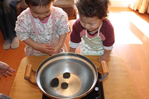 石も目もまんまる