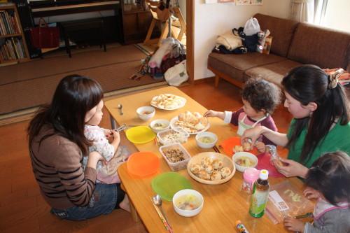 大きなテーブルとごちそう