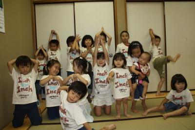 草とお花ではいポーズ！