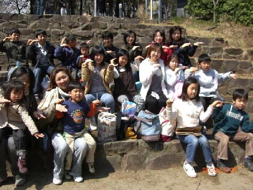 管理棟前のコブシの樹の元で