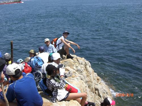 釜島海の学校、断崖くだり