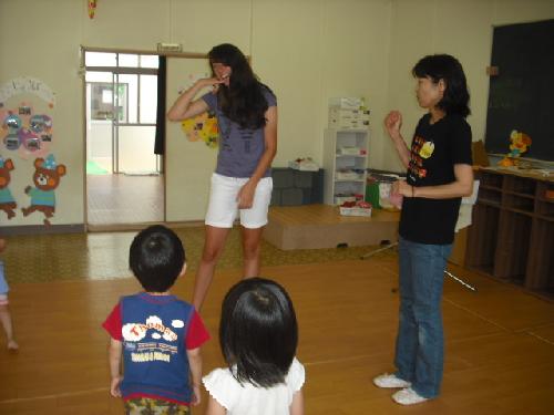 sophia showing 5 little monkeys