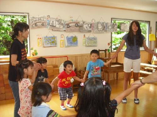 sophia with bigger kids at aso-hikari