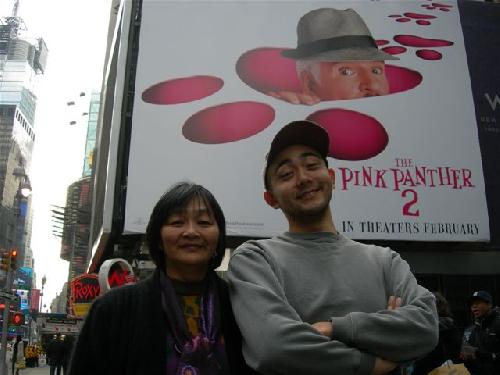 ポスターの前で（TS)