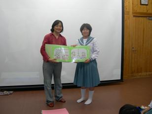 手作り絵本贈呈