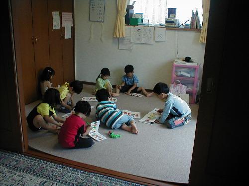 絵本のたべものをモールのあおむしがたべるよ