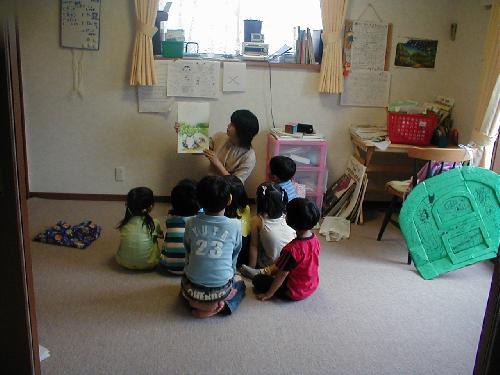 お母さんに絵本を読んでもらいました