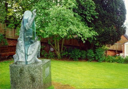 ギルフォードの公園鏡の国のアリス像