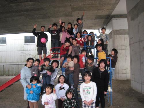 西脇公民館のジャングルジムにて