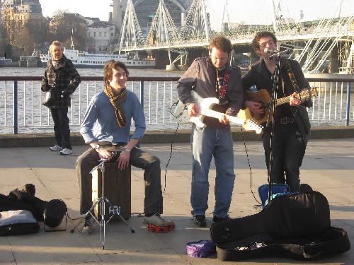 ロンドンのストリートライブに魅せられて