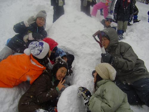 そりコースのトンネルを掘ってます