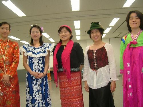 テューターは民族衣装で